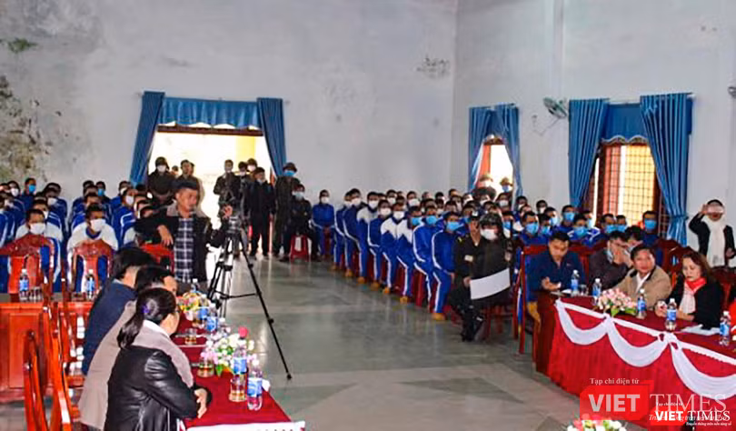 Chủ tịch UBND tỉnh Quảng Nam trò chuyện với các học viên tại Trung tâm Cai nghiện ma túy