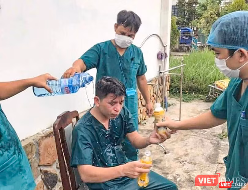 Nhân viên y tế Trung tâm cấp cứu 115 Đà Nẵng kiệt sức khi căng mình chống dịch COVID-19