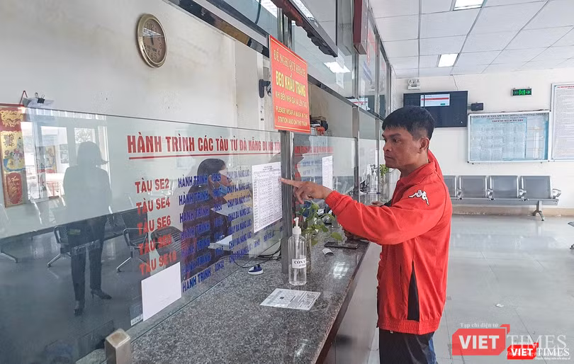 Hành khách đến mua vé tàu Tết trực tiếp tại phòng vé Ga Đà Nẵng