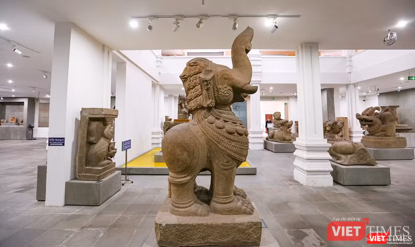 Hiện vật tượng Gajasimha (Voi - Sư tử) đang được lưu giữ tại Bảo tàng Điêu khắc Chăm Đà Nẵng