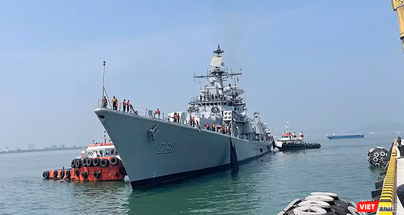 Tàu khu trục INS Delhi Hải quân Ấn Độ đến Đà Nẵng.
