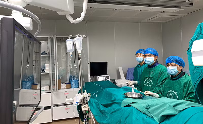 Ê kíp bác sĩ Bệnh viện Đa khoa Trung ương Quảng Nam đang điều trị cho bệnh nhân