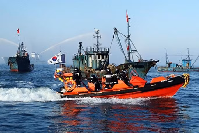 Tháng 4 năm 2013, Cảnh sát biển Hàn Quốc xua đuổi tàu cá Trung Quốc. Ảnh: Jiemian