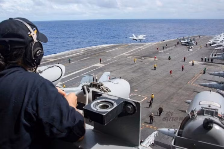 Hoạt động huấn luyện trên tàu sân bay USS Carl Vinson, Hạm đội 3, Hải quân Mỹ. Ảnh: Sina
