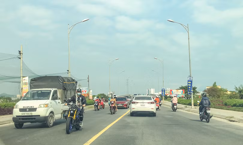 Cầu Hoà Xuân là tuyến giao thông huyết mạch nối phường Hoà Xuân với các phường trung tâm nên luôn trong tình trạng ùn tắc vào giờ cao điểm.