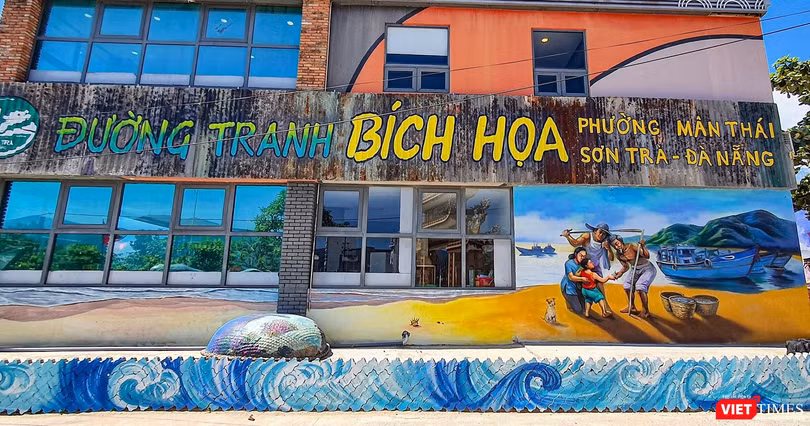 Đường tranh bích hoạ tại làng chài Mân Thái
