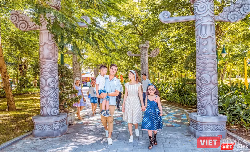 Du khách tham quan tại Công viên châu Á Du khách tham quan tại Công viên châu Á