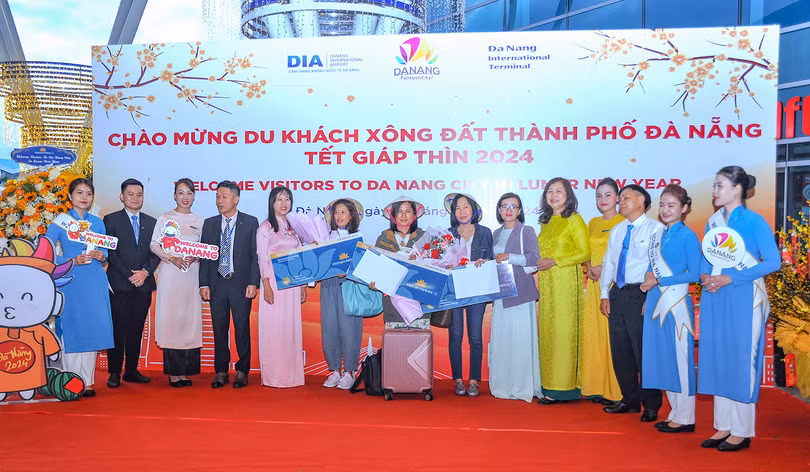 Lễ đón du khách quốc tế đầu tiên xông đất Đà Nẵng trong ngày Mồng 1 Tết Nguyên đán Giáp Thìn 2024