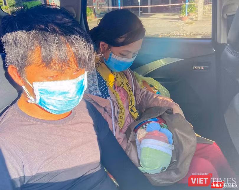 Sáng ngày 31/7, anh Xòng Bá Xò cùng vợ và con trai 10 ngày tuổi đã được hỗ trợ, đưa về quê bằng xe cứu thương (Ảnh Trần Vương) Sáng ngày 31/7, anh Xòng Bá Xò cùng vợ và con trai 10 ngày tuổi đã được hỗ trợ, đưa về quê bằng xe cứu thương (Ảnh Trần Vương)