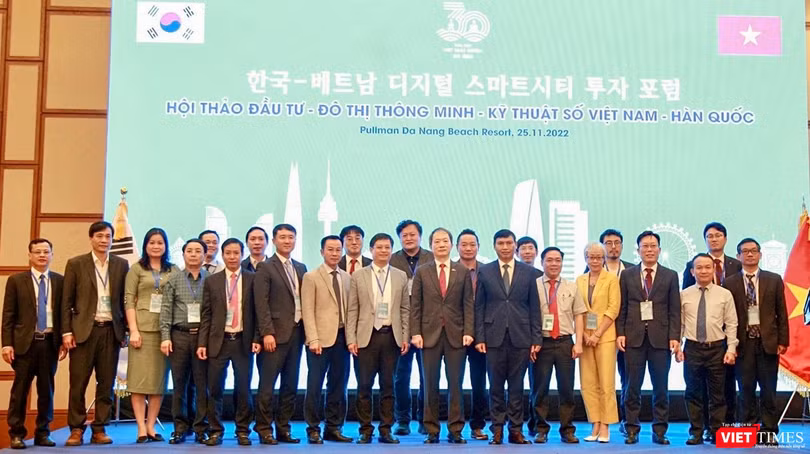 Các đại biểu chụp ảnh lưu niệm trong khuôn khổ hội thảo đầu tư đô thị thông minh-kỹ thuật số Việt Nam – Hàn Quốc diễn ra sáng nay (25/11)