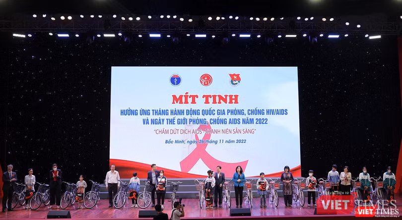 Bộ Y tế tặng quà cho trẻ bị ảnh hưởng của HIV tại Mít tinh hưởng ứng Tháng hành động quốc gia phòng, chống HIV/AIDS và Ngày Thế giới phòng chống AIDS năm 2022 diễn ra ngày 26/11, tại TP Bắc Ninh (tỉnh Bắc Ninh) Bộ Y tế tặng quà cho trẻ bị ảnh hưởng của HIV tại Mít tinh hưởng ứng Tháng hành động quốc gia phòng, chống HIV/AIDS và Ngày Thế giới phòng chống AIDS năm 2022 diễn ra ngày 26/11, tại TP Bắc Ninh (tỉnh Bắc Ninh)