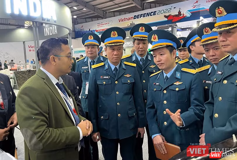 Đoàn Quân chủng Phòng không - Không quân Việt Nam tham quan sản phẩm quốc phòng tại gian triển lãm của Ấn Độ