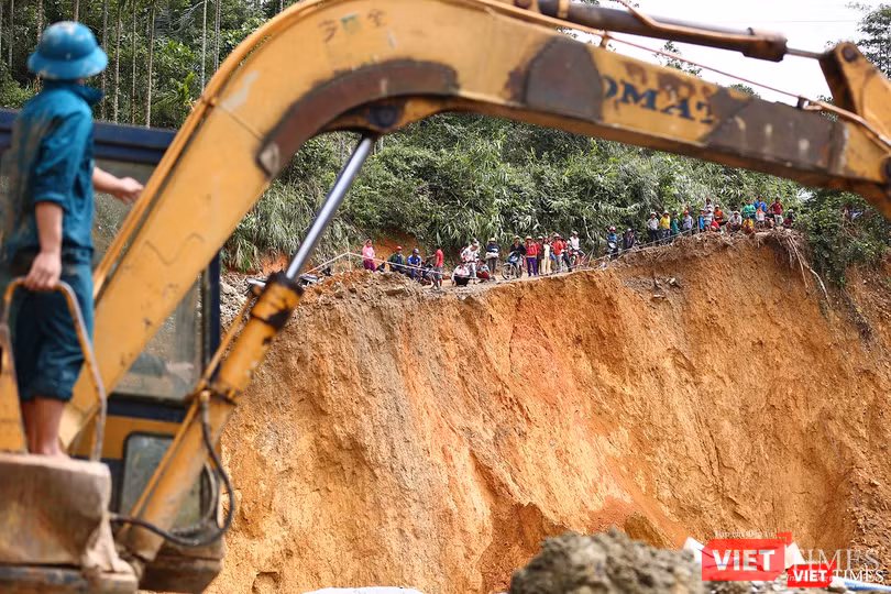 Phía bên kia vách sạt lở, người dân ngóng tin