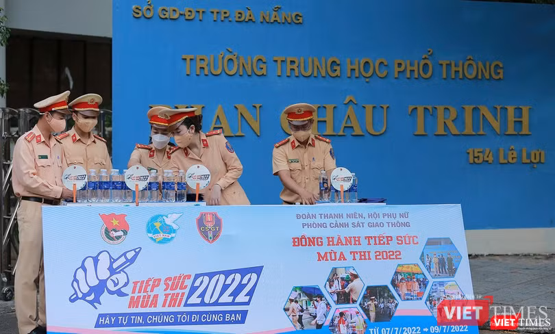 Đoàn viên thanh niên lực lượng CSGT Công an TP Đà Nẵng tổ chức tiếp sức mùa thi tại kỳ thi Tốt nghiệp THPT năm 2022 tại Đà Nẵng