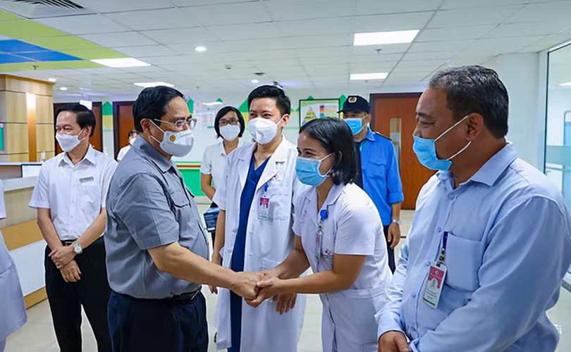 Thủ tướng Phạm Minh Chính thăm các y bác sĩ Bệnh viện Sản Nhi Phú Thọ (ảnh Nhật Bắc/VGP)