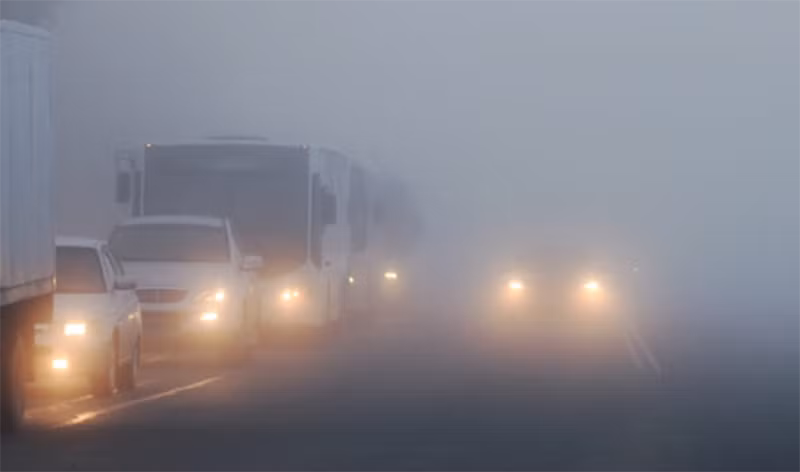 Lái xe trong điều kiện sương mù, tài xế cần bật đèn, giữ khoảng cách. Ảnh: Bagps