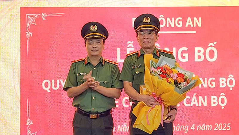 Thiếu tướng Trần Hồng Đức, Thứ trưởng Bộ Công an tặng hoa cho Thiếu tướng Vũ Xuân Viên, Giám đốc Công an TP Đà Nẵng tại buổi công bố quyết định nghỉ hưu.