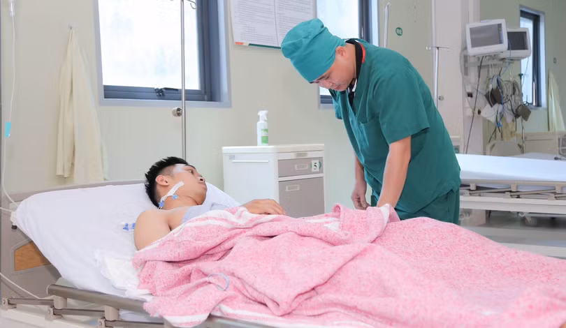 Bệnh nhân Dương Văn Q. được bác sĩ thăm khám sau phẫu thuật