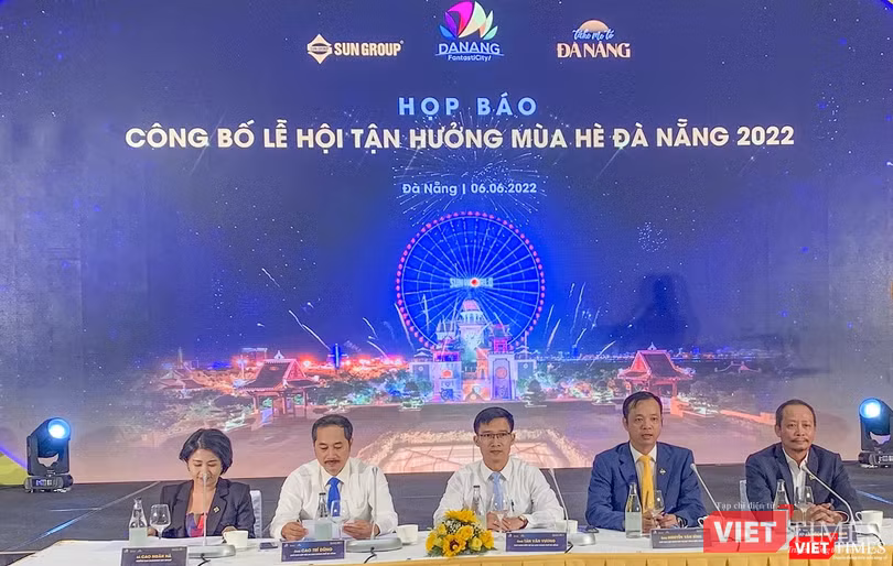 Đại diện ban tổ chức lễ hội trả lời hỏi đáp của báo giới Đại diện ban tổ chức lễ hội trả lời hỏi đáp của báo giới