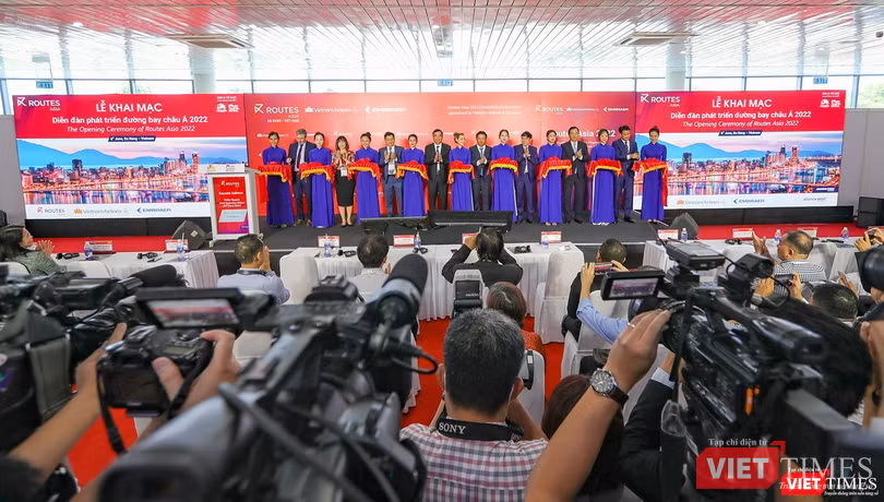 Đại diện ban tổ chức cắt băng khai mạc Diễn đàn phát triển đường bay châu Á 2022 được tổ chức tại Đà Nẵng Đại diện ban tổ chức cắt băng khai mạc Diễn đàn phát triển đường bay châu Á 2022 được tổ chức tại Đà Nẵng