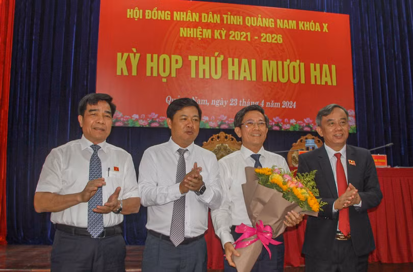 Ông Trần Nam Hưng (thứ hai từ phải sang) chức vụ Phó chủ tịch UBND tỉnh Quảng Nam.