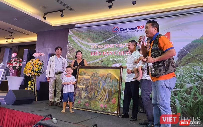 Ban tổ chức đấu giá 4 bức tranh có giá trị của nhiếp ảnh gia Thái Phiên và của họa sỹ Xuân Sơn, đem về số tiền 270 triệu đồng để làm nguồn cho quỹ từ thiện cho những lần tới. Ban tổ chức đấu giá 4 bức tranh có giá trị của nhiếp ảnh gia Thái Phiên và của họa sỹ Xuân Sơn, đem về số tiền 270 triệu đồng để làm nguồn cho quỹ từ thiện cho những lần tới.