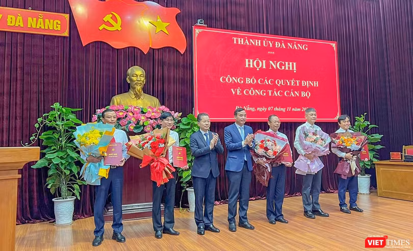 Bí thư Thành ủy Đà Nẵng Nguyễn Văn Quảng và Chủ tịch UBND TP Đà Nẵng Lê Trung Chinh trao quyết định cho các cá nhân.