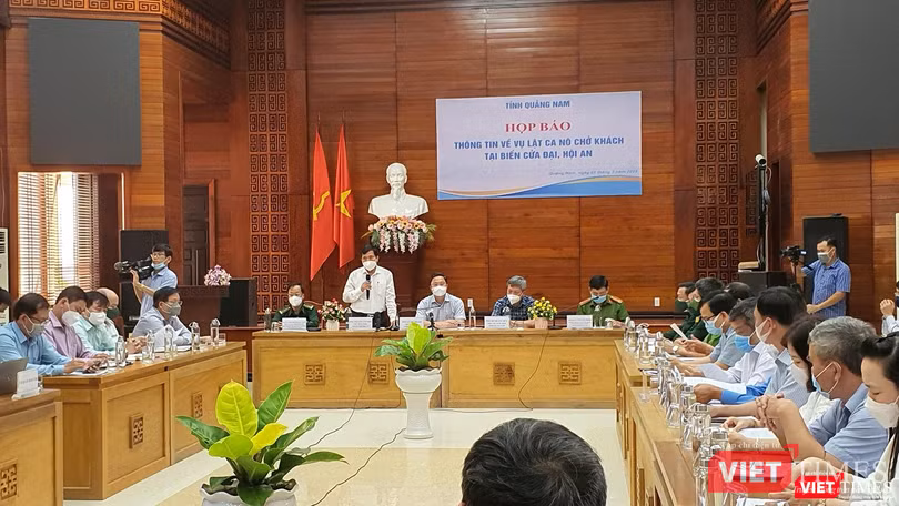 Quang cảnh buổi họp báo thông tin về vụ lật ca nô chở khách tại biển Cửa Đại (TP Hội An) diễn ra chiều ngày 1/3, do UBND tỉnh Quảng Nam tổ chức Quang cảnh buổi họp báo thông tin về vụ lật ca nô chở khách tại biển Cửa Đại (TP Hội An) diễn ra chiều ngày 1/3, do UBND tỉnh Quảng Nam tổ chức