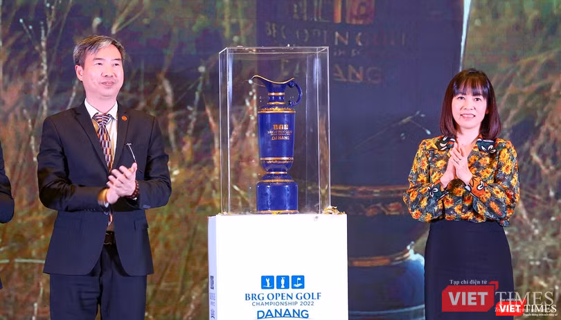Bà Trương Thị Hồng Hạnh – Giám đốc Sở Du lịch Đà Nẵng và đại diện tập đoàn BRG bên chiếc cup giải đấu BRG Open Championship 2022 Bà Trương Thị Hồng Hạnh – Giám đốc Sở Du lịch Đà Nẵng và đại diện tập đoàn BRG bên chiếc cup giải đấu BRG Open Championship 2022