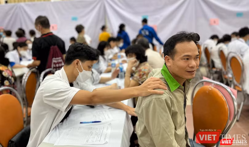 Bên cạnh đối tượng người có công, còn có công nhân lao động cũng được thăm khám Bên cạnh đối tượng người có công, còn có công nhân lao động cũng được thăm khám