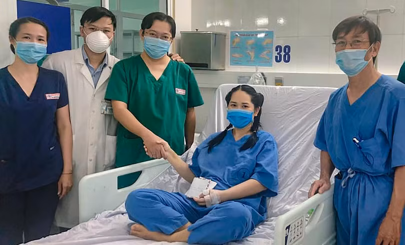 Nữ điều dưỡng bị sốc phản vệ sau tiêm vắc xin COCID-19 ở Đà Nẵng được các đồng nghiệp đến chúc mừng sau khi bình phục (ảnh AD)