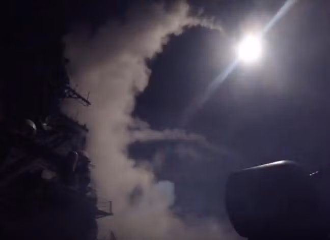 Mỹ phóng tên lửa hành trình Tomahawk tấn công Syria. Ảnh: QQ