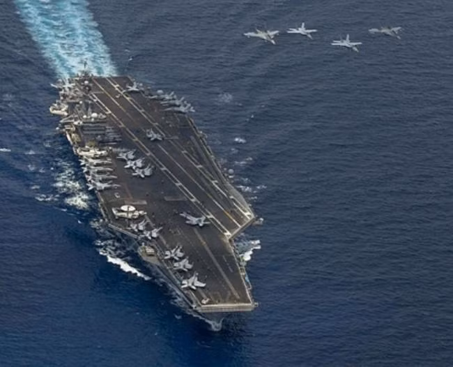 Máy bay chiến đấu F/A-18 Super Hornet và 2 máy bay chiến đấu MiG-29 của Không quân Malaysia cùng bay trên tàu sân bay USS Carl Vinson trong một cuộc tập trận trung. Ảnh: US Navy