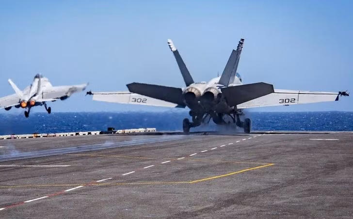 Hai máy bay chiến đấu F/A-18 Hornet liên tục được phóng lên trên tàu sân bay động cơ hạt nhân Mỹ. Ảnh: Cankao