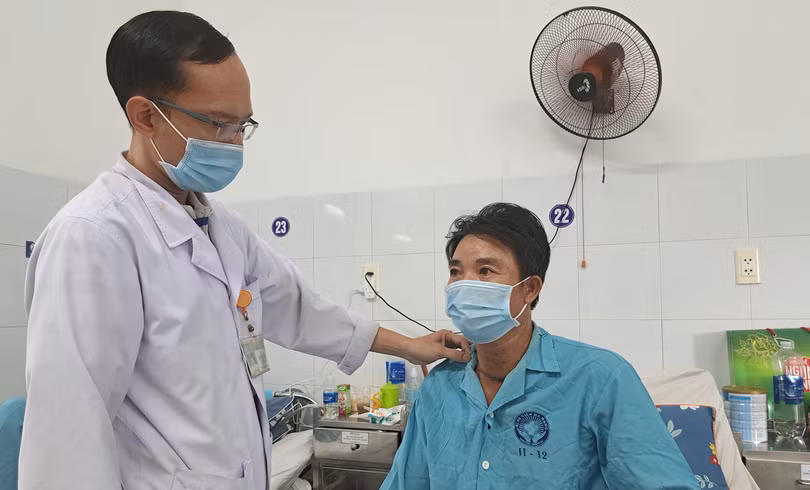 Bệnh nhân Vương H.B. được thăm khám sau ca mổ