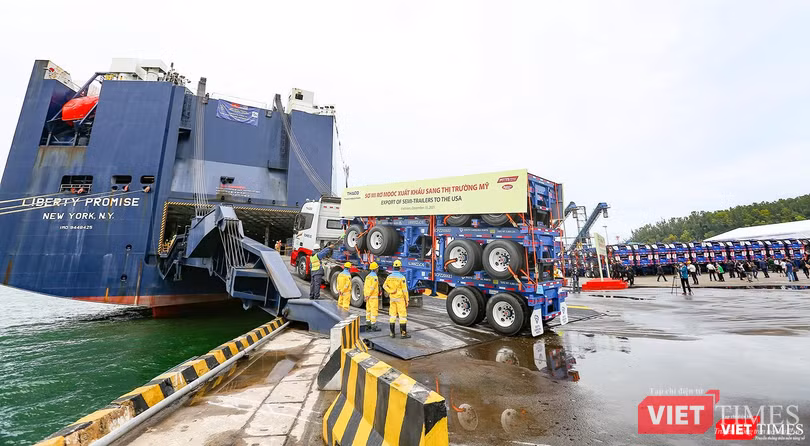 Lô hàng sơ mi rơ móc đầu tiên của THACO lên tàu sang Mỹ Lô hàng sơ mi rơ móc đầu tiên của THACO lên tàu sang Mỹ