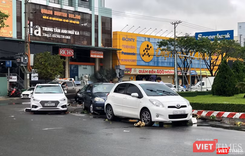 Hàng chục xe tắt máy dồn lại