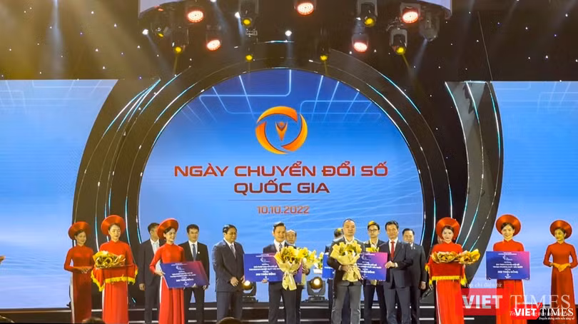 Quang cảnh lễ trao giải trong tại sự kiện Ngày Chuyển đổi đổi số Quốc gia Quang cảnh lễ trao giải trong tại sự kiện Ngày Chuyển đổi đổi số Quốc gia