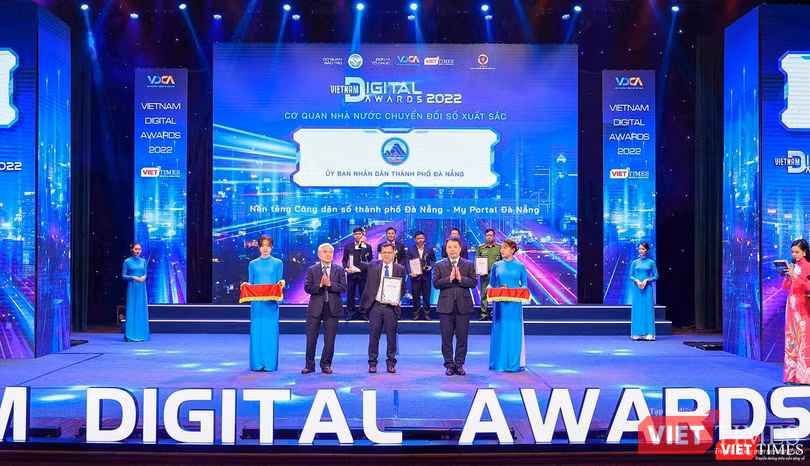 Đại diện TP Đà Nẵng nhận Giải thưởng xuất sắc tại Vietnam Digital Awards 2022