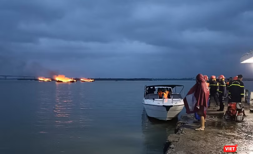 Hiện trường vụ cháy tàu ở bến Cửa Đại (Hội An, Quảng Nam) (ảnh bạn đọc cung cấp)
