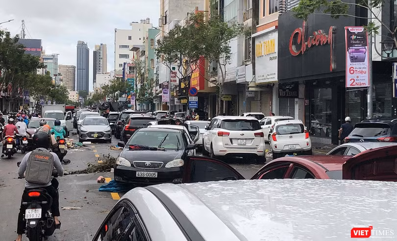 Xe ô tô bị ngập nước và chết máy nằm la liệt trên tuyến đường Lê Duẫn (Đà Nẵng) sau trận mưa lịch sử đêm 14/10