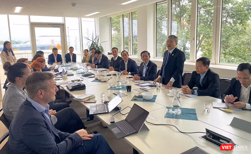 Ông Nguyễn Đức Dũng, Chủ tịch HĐND thành phố Đà Nẵng và đoàn công tác thành phố Đà Nẵng tại buổi làm việc với Viện nghiên cứu hệ thống bằng điện tử (Fraunhofer Enas) Đức.