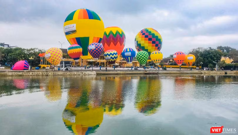Khinh khí cầu được thả lên trên bầu trời phố cổ Hội An