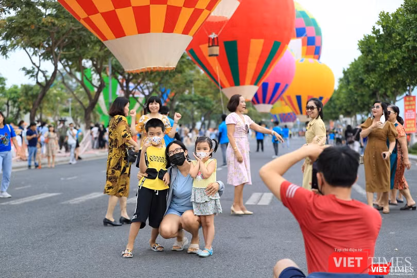 Du khách tham dự lễ hội khinh khí cầu tại Đà Nẵng