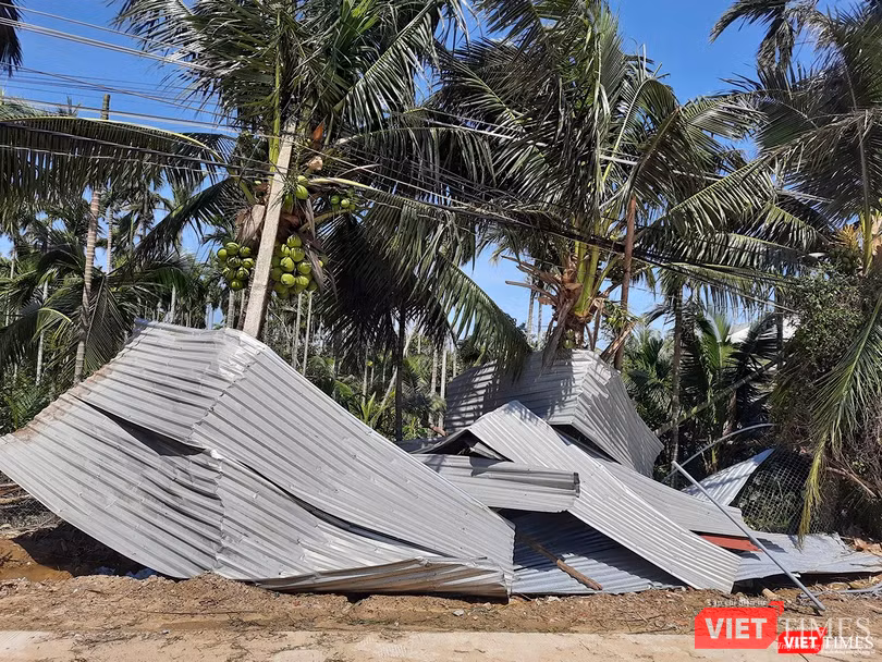Tôn mái các công trình bị gió tốc văng ra xa