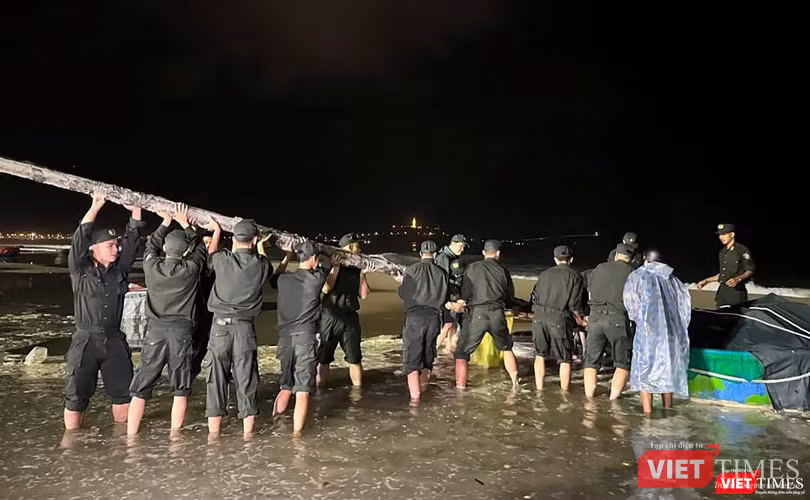 Lực lượng công an giúp dân di chuyển tàu thuyền lên bờ Lực lượng công an giúp dân di chuyển tàu thuyền lên bờ