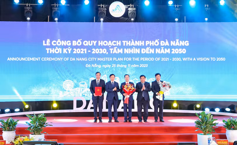 Phó Thủ tướng Trần Hồng Hà trao quyết định phê duyệt Quy hoạch TP Đà Nẵng thời kỳ 2021-2030, tầm nhìn đến năm 2050.