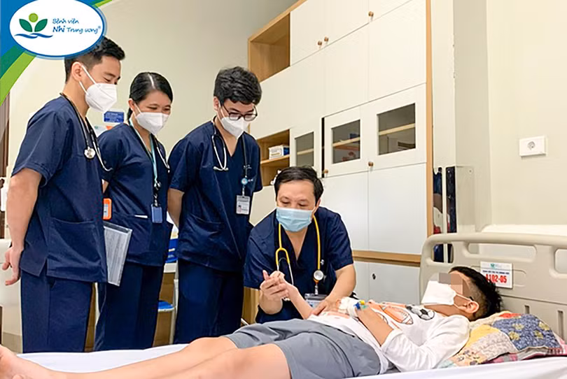 TS.BS Lê Ngọc Duy – Trưởng khoa Cấp cứu Chống độc, Bệnh viện Nhi Trung ương thăm khám cho bệnh nhi bị thú cưng là rắn lục đuôi đỏ cắn (ảnh bệnh viện cung cấp)