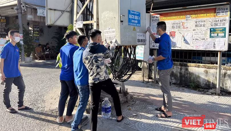 Lực lượng Đoàn Thanh niên ra quân xoá, gỡ quảng cáo rao vặt sai quy định