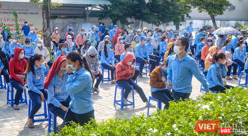 Công nhân của Công ty TNHH điện tử Việt Hoa (KCN Hoà Khánh, Đà Nẵng) tập trung để lấy mẫu xét nghiệm COVID-19